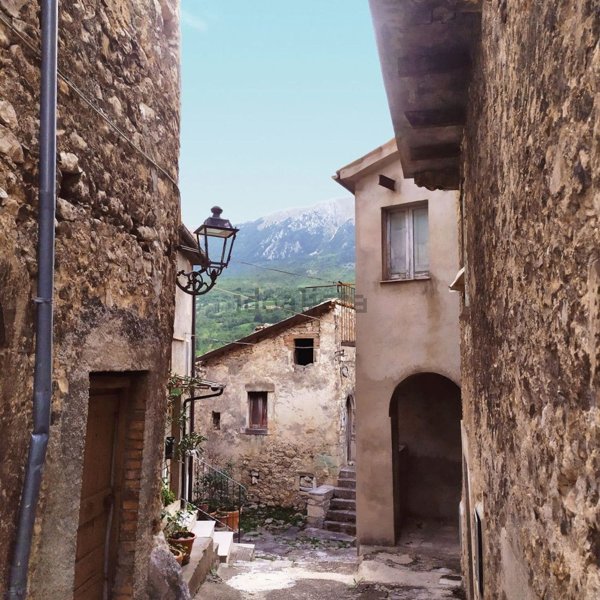 casa indipendente in vendita a Caramanico Terme