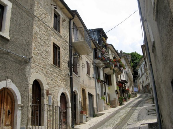 casa indipendente in vendita a Caramanico Terme