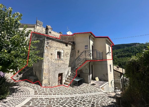 casa indipendente in vendita a Caramanico Terme in zona San Vittorino