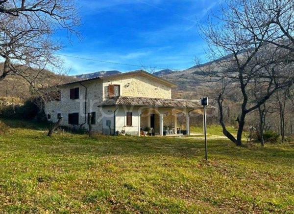 casa indipendente in vendita a Caramanico Terme