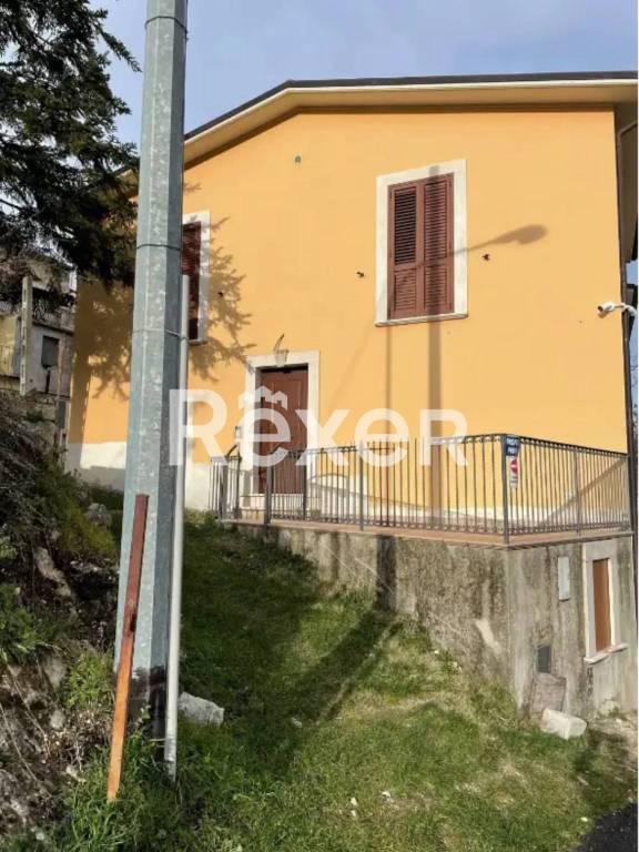 casa indipendente in vendita a Caramanico Terme in zona San Vittorino