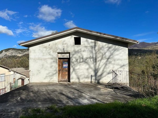 casa indipendente in vendita a Caramanico Terme in zona San Vittorino