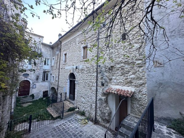 casa indipendente in vendita a Caramanico Terme in zona Santa Croce