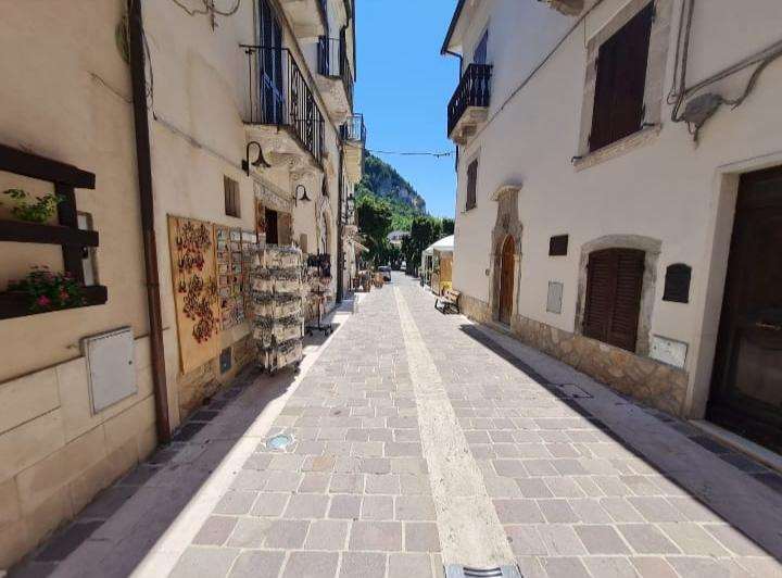 locale commerciale in vendita a Caramanico Terme in zona Santa Croce