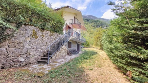 casa indipendente in vendita a Carpineto della Nora