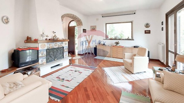 casa indipendente in vendita a Carpineto della Nora