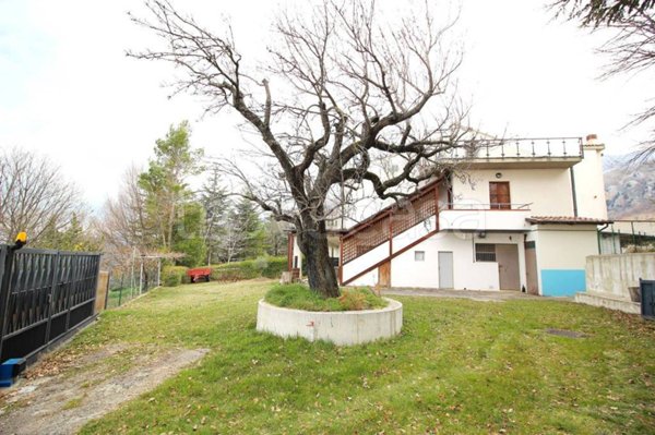 casa indipendente in vendita a Carpineto della Nora