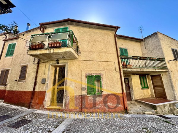 casa indipendente in vendita a Carpineto della Nora