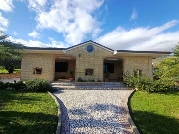 casa indipendente in vendita a Castiglione a Casauria