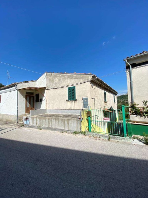 casa indipendente a Castiglione a Casauria in zona Madonna della Croce