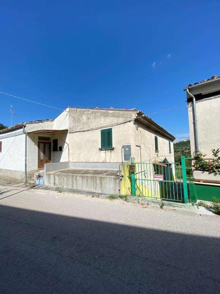 casa indipendente a Castiglione a Casauria in zona Madonna della Croce