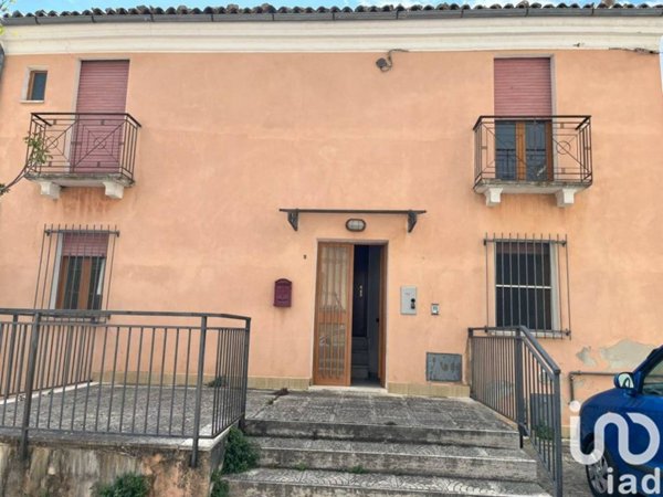 casa indipendente a Castiglione a Casauria in zona Madonna della Croce