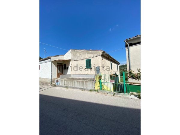 casa indipendente a Castiglione a Casauria in zona Madonna della Croce