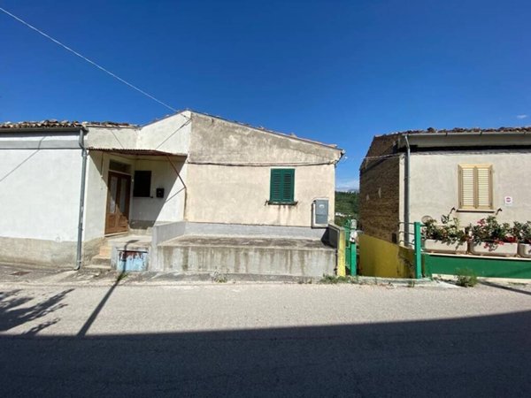 casa indipendente a Castiglione a Casauria in zona Madonna della Croce