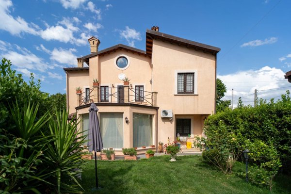 casa indipendente in vendita a Castiglione a Casauria