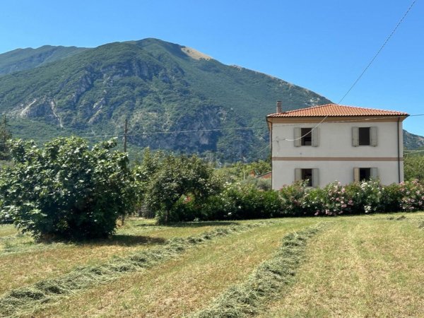 casa indipendente a Castiglione a Casauria in zona Madonna della Croce