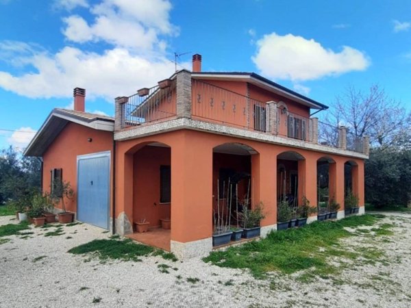 casa indipendente in vendita a Catignano