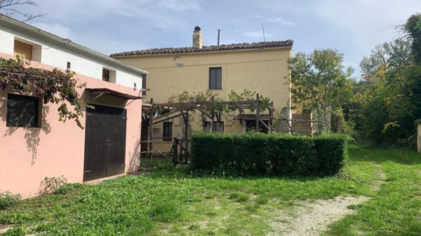 casa indipendente in vendita a Catignano