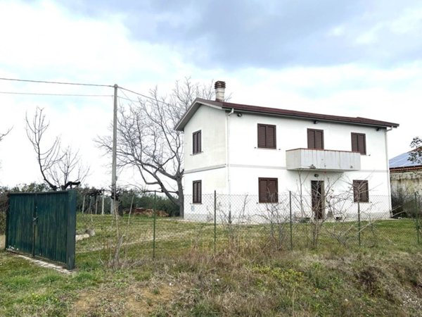 casa indipendente in vendita a Catignano