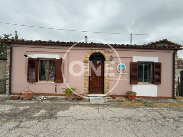 casa indipendente in vendita a Catignano