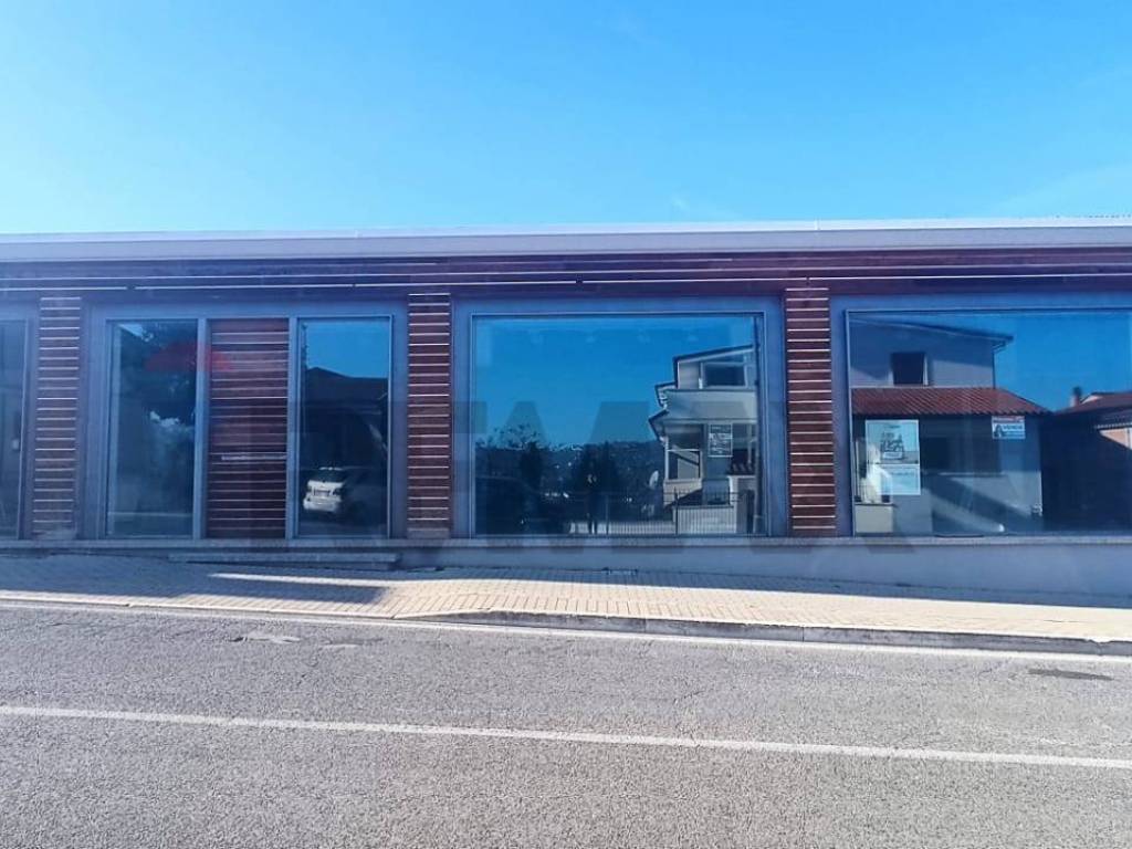 negozio in vendita a Cepagatti in zona Villanova