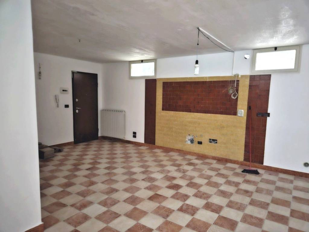 locale di sgombero in vendita a Cepagatti in zona Santuccione