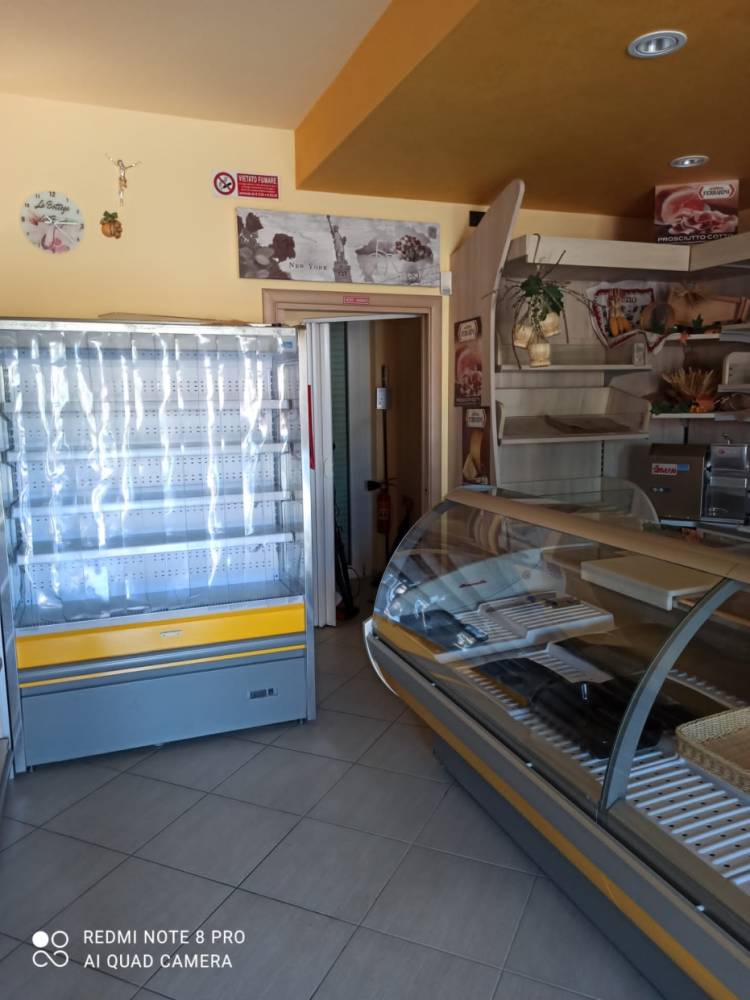 negozio in vendita a Cepagatti in zona Vallemare
