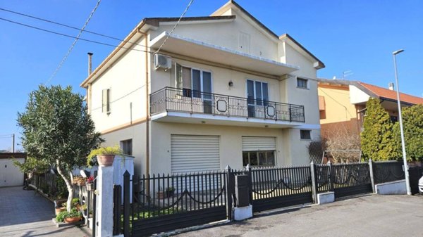 casa indipendente in vendita a Cepagatti in zona Villanova