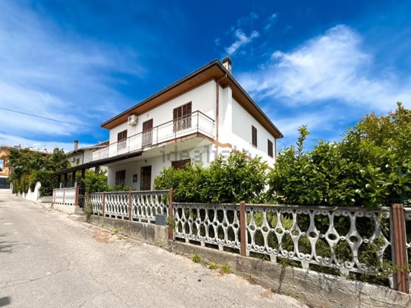 casa indipendente in vendita a Cepagatti in zona Rapattoni Vecchio