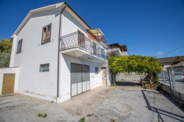 casa indipendente in vendita a Cepagatti in zona Rapattoni Vecchio