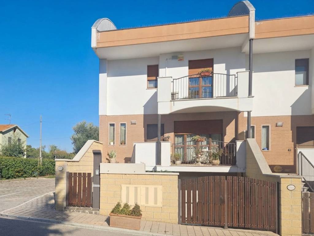 casa indipendente in vendita a Cepagatti in zona Rapattoni Vecchio