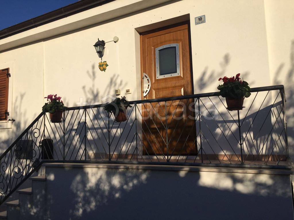 casa indipendente in vendita a Città Sant'Angelo in zona Villa Cipressi
