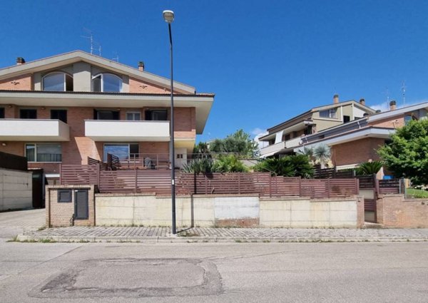 casa indipendente in vendita a Città Sant'Angelo