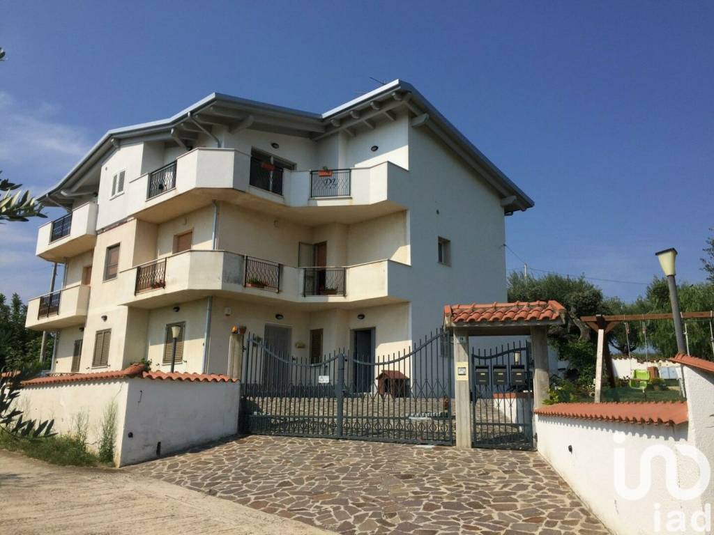 casa indipendente in vendita a Città Sant'Angelo in zona Gaglierani