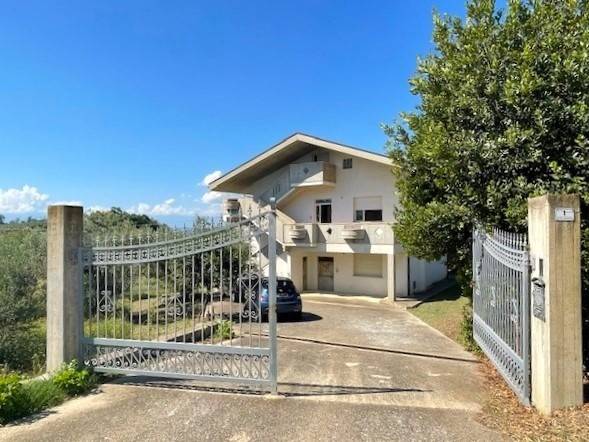 appartamento in vendita a Città Sant'Angelo in zona Annunziata