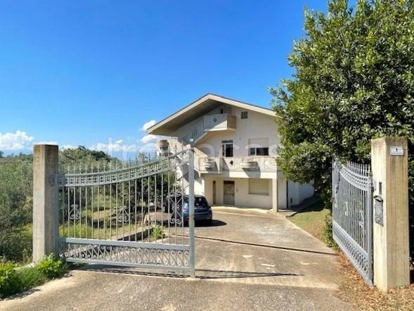 appartamento in vendita a Città Sant'Angelo in zona Annunziata