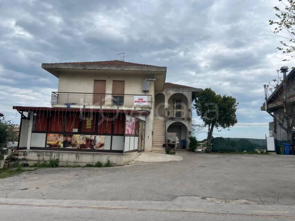 casa indipendente in vendita a Città Sant'Angelo in zona Madonna della Pace