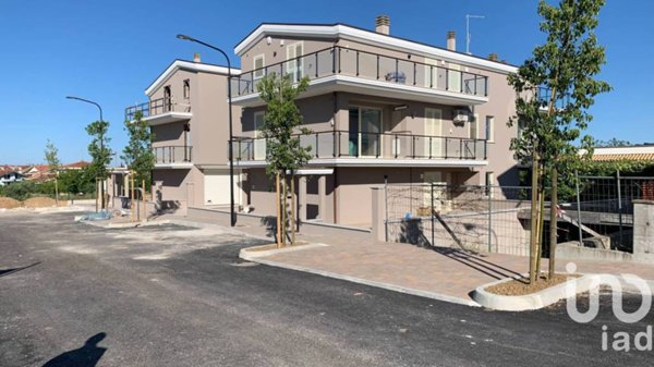 casa indipendente in vendita a Città Sant'Angelo in zona San Martino