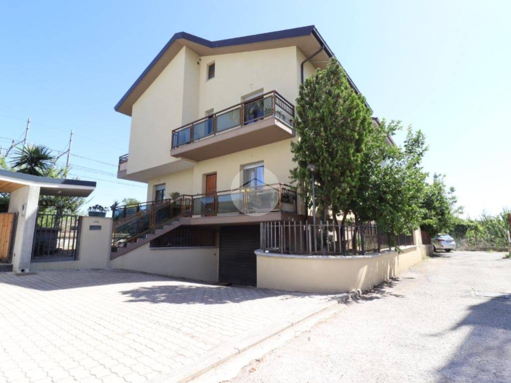 casa indipendente in vendita a Città Sant'Angelo