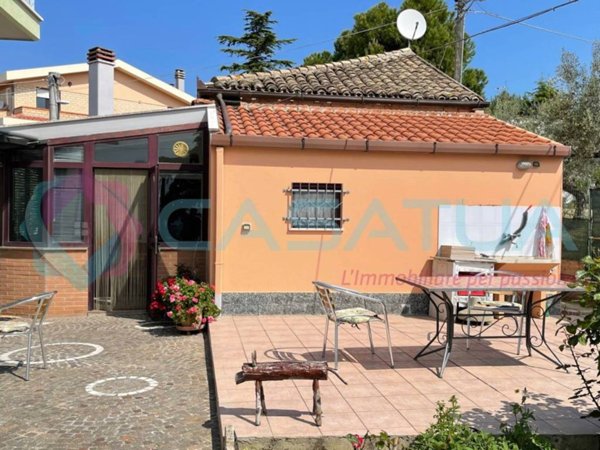 casa indipendente in vendita a Città Sant'Angelo in zona Crocifisso