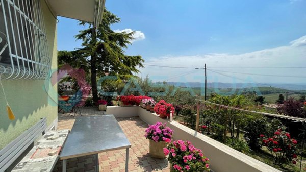 casa indipendente in vendita a Città Sant'Angelo in zona Crocifisso