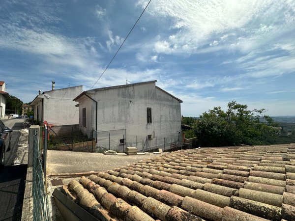 casa indipendente in vendita a Città Sant'Angelo in zona Annunziata