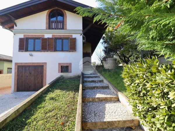 casa indipendente in vendita a Città Sant'Angelo