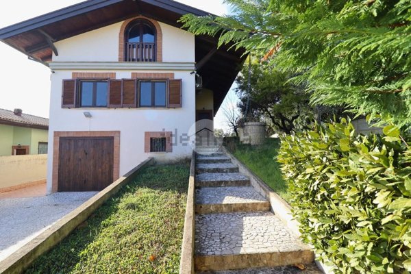 casa indipendente in vendita a Città Sant'Angelo