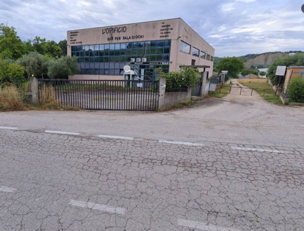 capannone in vendita a Città Sant'Angelo in zona Piano di Sacco