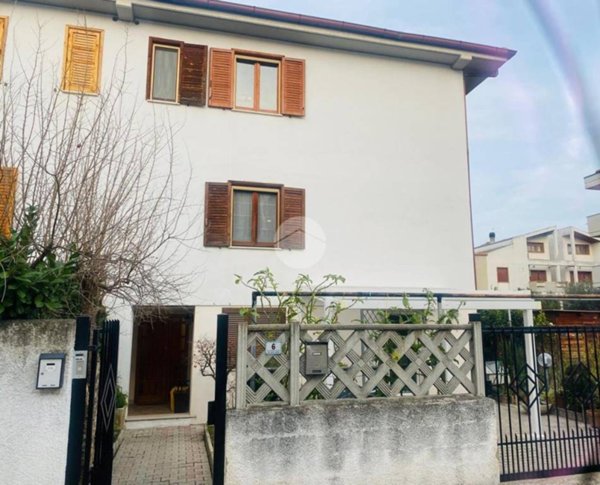 casa indipendente in vendita a Città Sant'Angelo