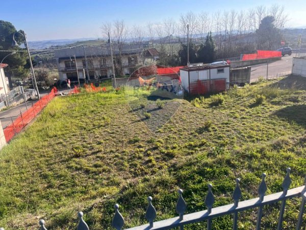 negozio in vendita a Città Sant'Angelo in zona Crocifisso