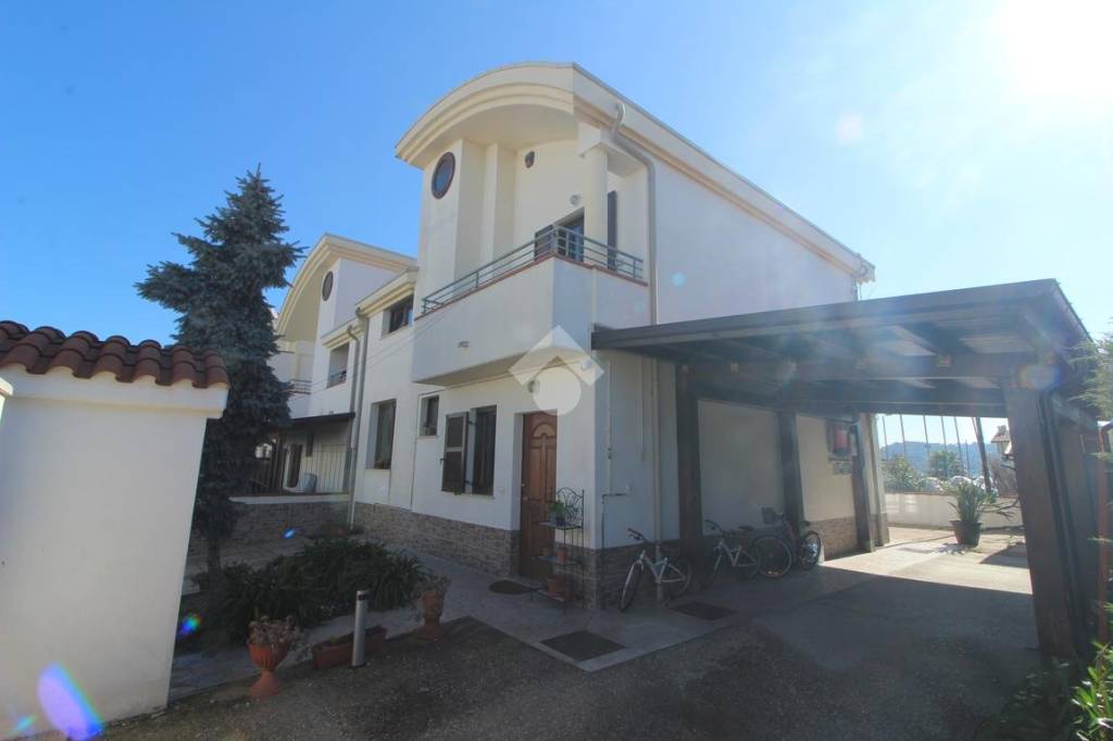 casa indipendente in vendita a Città Sant'Angelo