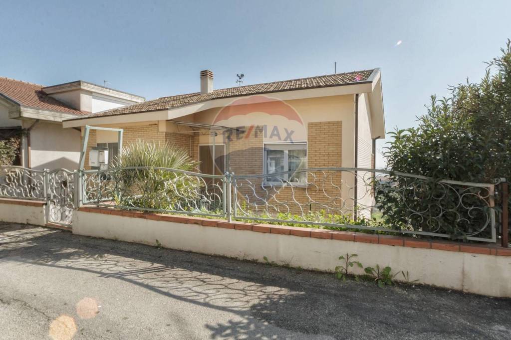 casa indipendente in vendita a Città Sant'Angelo