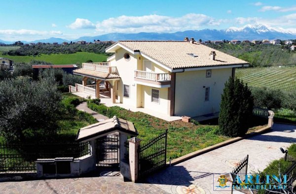 casa indipendente in vendita a Città Sant'Angelo